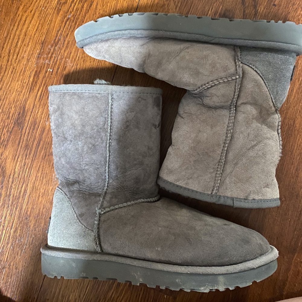 Grey classic short Uggs